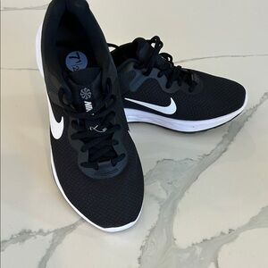 NWOT women’s Nike Black and White Running Sneakers